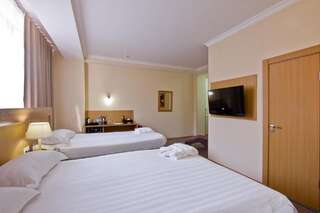 Отель City Hotel Bishkek Бишкек Улучшенный двухместный номер с 2 отдельными кроватями-1